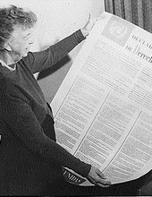 Eleanor Roosevelt tenant la version espagnole de la Déclaration universelle des droits de l'homme
