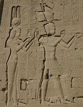 Relief du grand temple d’Hathor de Denderah, représentant Cléopâtre et son fils Césarion