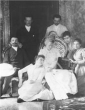 Pierre Loti en compagnie de la reine Elisabeth de Roumanie (Carmen Sylva) assise au centre dans un fauteuil