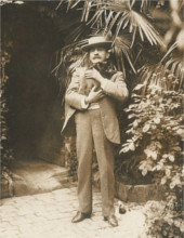 Pierre Loti dans sa maison de Rochefort avec sa chatte Balkis dans ses bras