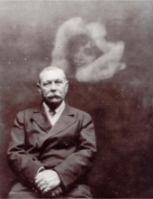Sir Arthur Conan Doyle avec un fantôme lors d'une séance de spiritisme