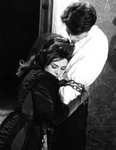 Sandra Milo (Vanina Vanini) et Laurent Terzieff (Pietro Missirilli) dans le film Vanina Vanini de 1961