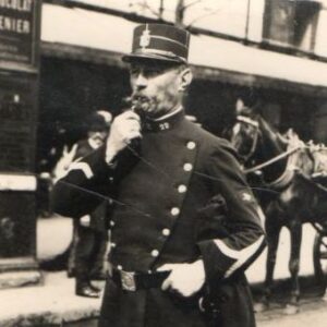 Agent de police vers 1900, Paris