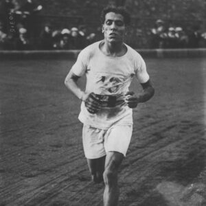 Ahmed Djebelia, vainqueur français du marathon de Londres pendant la course (1914)