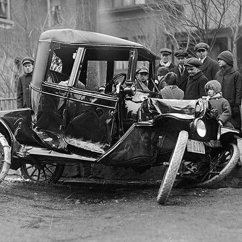 Accident de voiture sur Bloor Street West - Toronto, Canada (4 mars 1918)