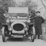 Automobile Riley avec chauffeur (ca. 1910)