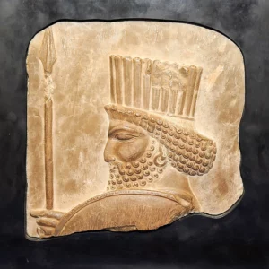 Bas-relief sculpté dans du calcaire, représentant un soldat perse (années 510 à 310 avant l’ère commune)