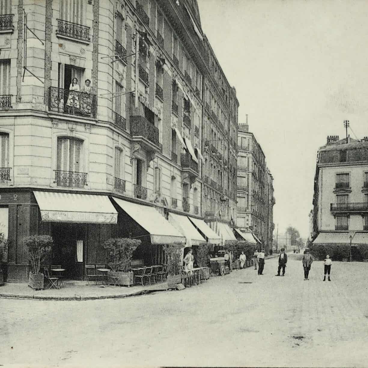 Bécon-les-Bruyères - Place de la Gare