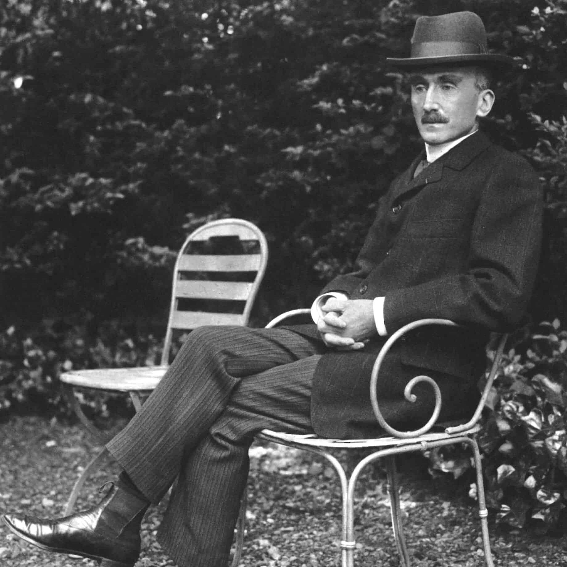 Bergson assis sur une chaise