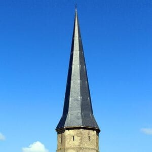 Bergues, la tour pointue de l’ancienne abbaye Saint-Winoc (photographie de Jean-Pol Grandmont, licence Cc-By-Sa-3.0)