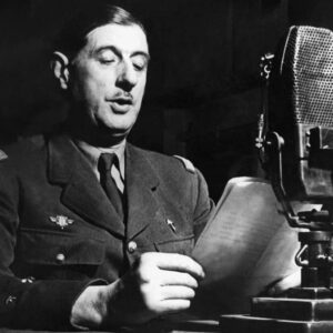 Le Général Charles de Gaulle au micro de la BBC à Londres