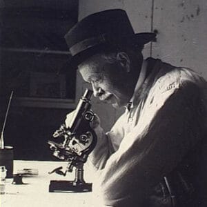Portrait de Charles Nicolle, observant au microscope dans son laboratoire de l'Institut Pasteur de Tunis, vers 1925