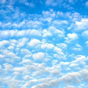 Ciel bleu avec de nombreux petits nuages