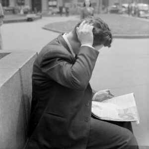 Conrad Poirier - Un homme, assis au square Phillips, lit son journal (1944)