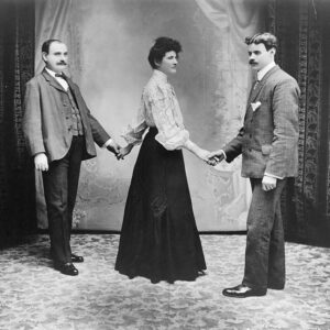Deux Hommes et une femme dansant un quadrille (1905)