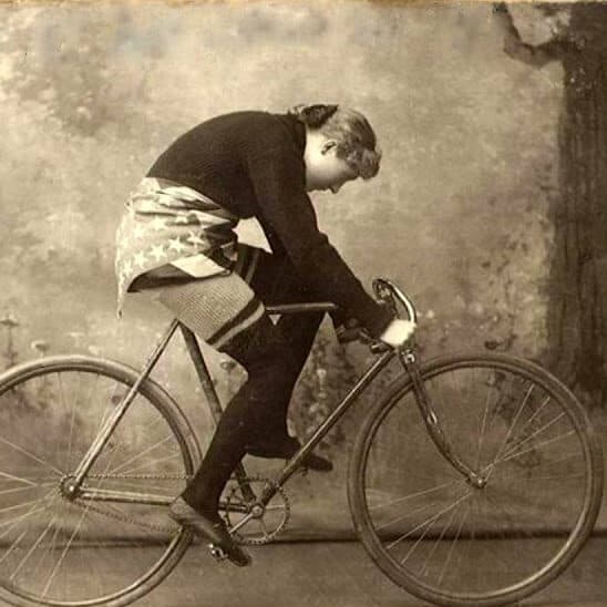 Femme à bicyclette