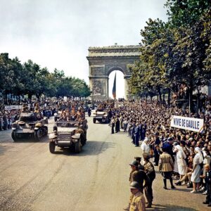 Foule sur les Champs Élysées regardant les blindés de la 2e DB avec des banderoles De Gaulle au pouvoir et Vive De Gaulle, 26 août 1944
