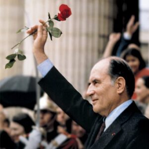 François Mitterand brandissant une rose
