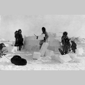Frank-E. Kleinschmidt, création d'un igloo par des Inuits