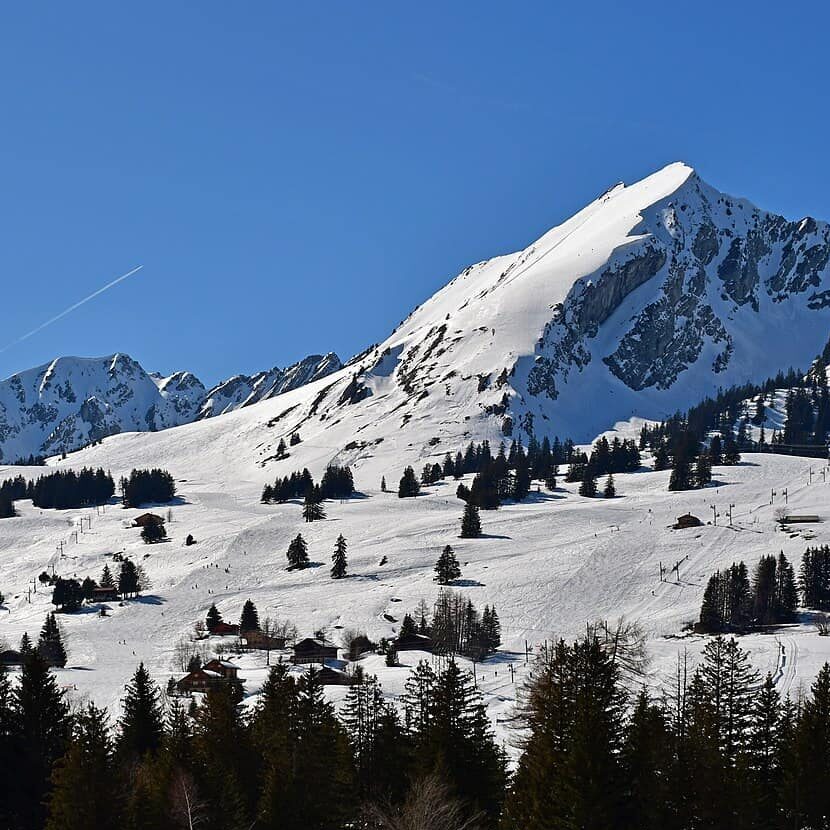Les Mosses (Canton de Vaud, Suisse) avec le Mont d'Or et le Gros Van, photographie de Gzzz (licence Cc-By-Sa-4.0)