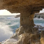Grottes marines dans le parc national du Cap Greco, Chypre