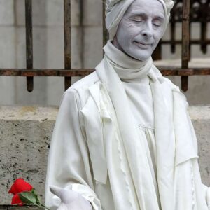 Homme statue à Montmartre au pied des grilles de la basilique du Sacré-Cœur, Paris