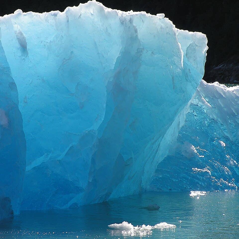 Iceberg Tracy Arm - Southeast Alaska (photo par Gillfoto, licence CC by-sa 4.0)