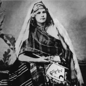 Isabelle Eberhardt en habits berbères, vers 1900