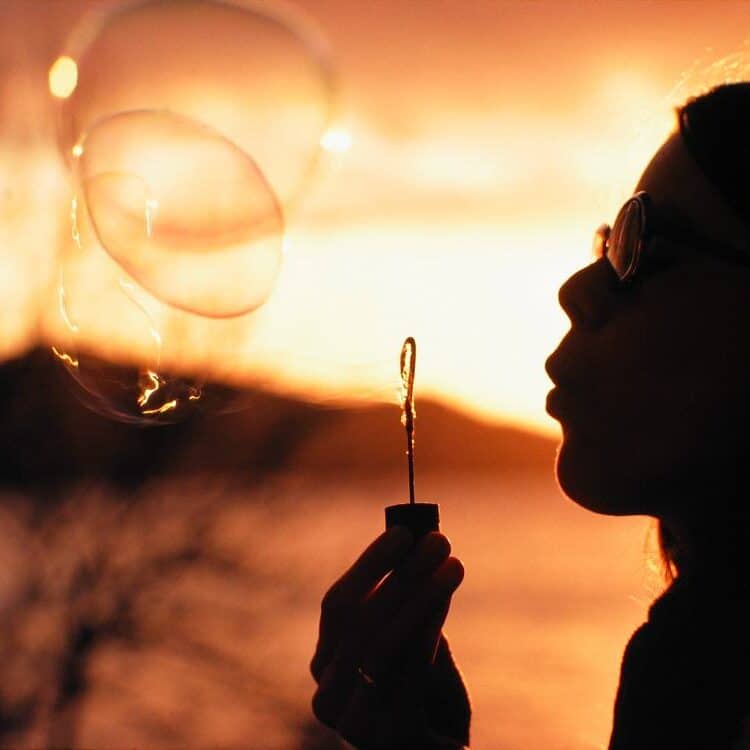 JaneArt - Faire de grosses bulles de savon au coucher du soleil (2010)