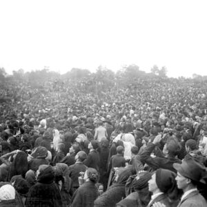 La foule regardant le "Miracle du soleil", le 13 octobre 1917, à Fatima