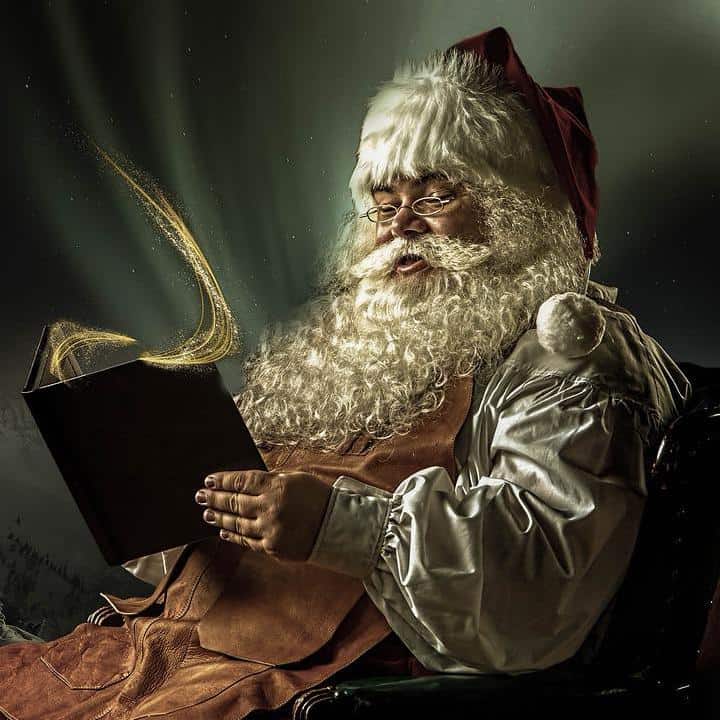 Le Père Noël lisant un livre
