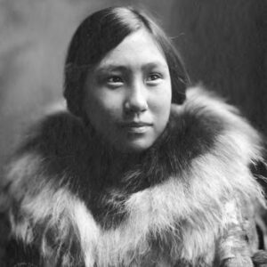 Jeune femme Eskimo dans une parka en fourrure, entre 1903 et 1908, par B.B. Dobbs (domaine public)