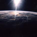 Soleil au-dessus de la Terre, image de la NASA du 18 Mars 1989