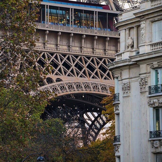 Maria Eklind - Premier étage de la Tour Eiffel, face sud-ouest prise de la promenade du Quai Branly, Paris, France (2016)