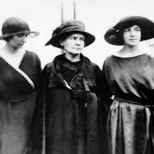 Marie Curie entourée de ses filles Irène et Ève, en Amérique, 1921 (original : Musée Curie)
