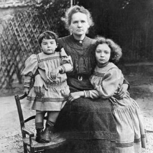 Marie Curie et ses filles en 1908 (original : Musée Curie)