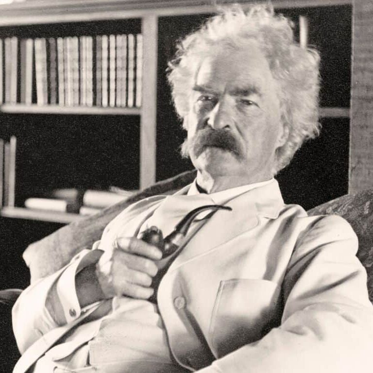 Mark Twain assis (vers les années 1900)