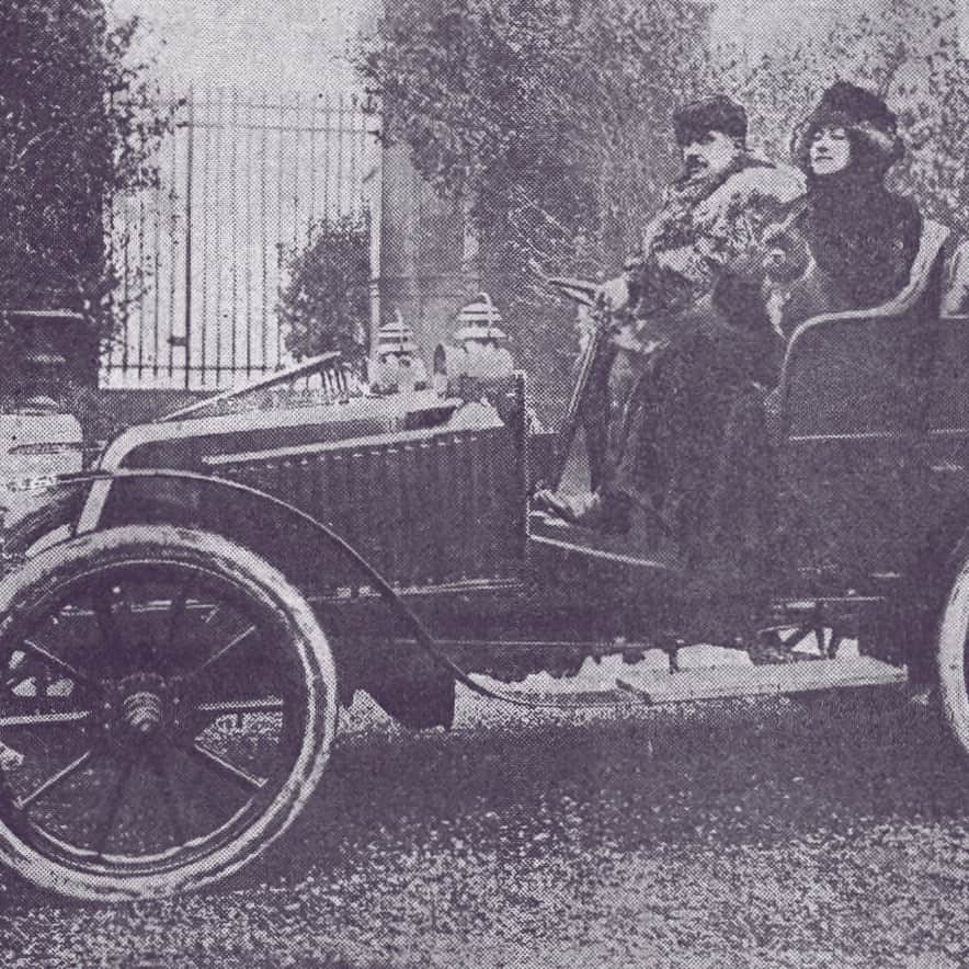 Maurice Maeterlinck et son épouse, l’actrice Georgette Leblanc, dans leur automobile (début XXème s.)
