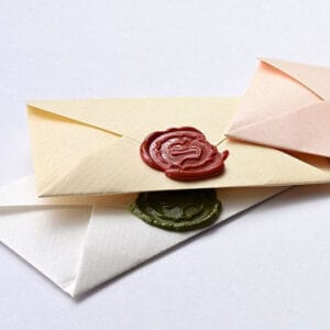 Enveloppes scellées à la cire (photographie de Simon A. Eugster, licence Cc-By-Sa-3.0)