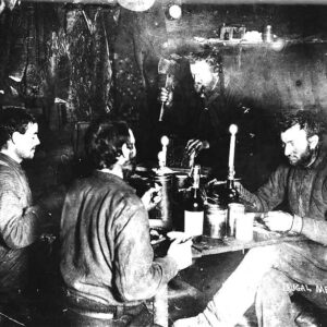 Mineurs qui mangent à la bougie, probablement au Yukon (1898)