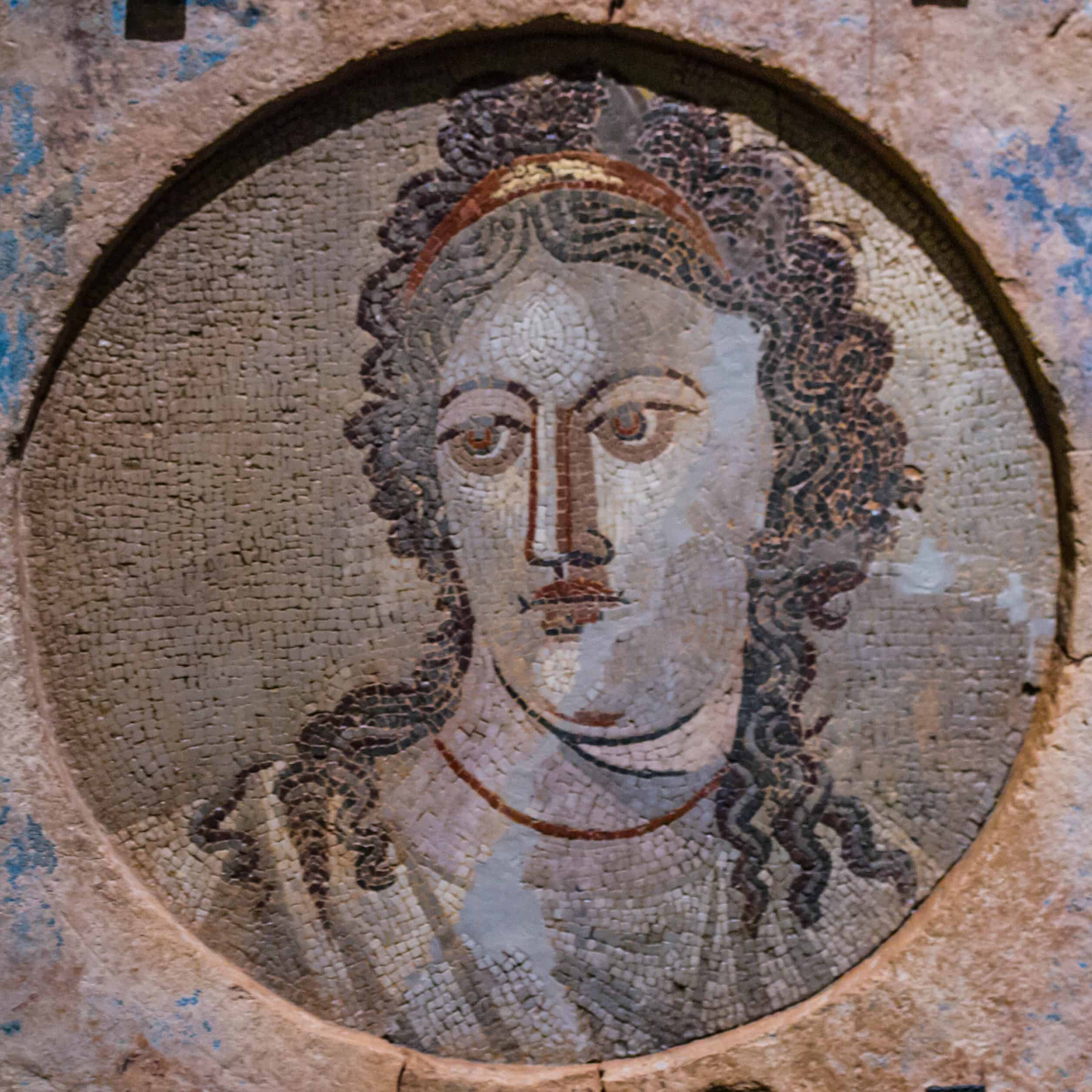 Mosaïque murale de Mnémosyne, déesse grecque de la mémoire. Découverte dans la villa romaine d'Els Munts.