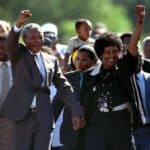 Nelson Mandela accompagné de son épouse d’alors Winnie, lors de sa libération le 11 février 1990 au Cap