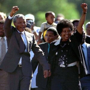 Nelson Mandela accompagné de son épouse d’alors Winnie, lors de sa libération le 11 février 1990 au Cap