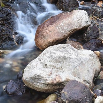 Rochers dans une rivière, par lmoiarzabal