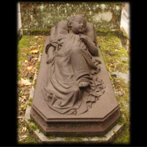 Gisant d'enfant au cimetière du Père Lachaise