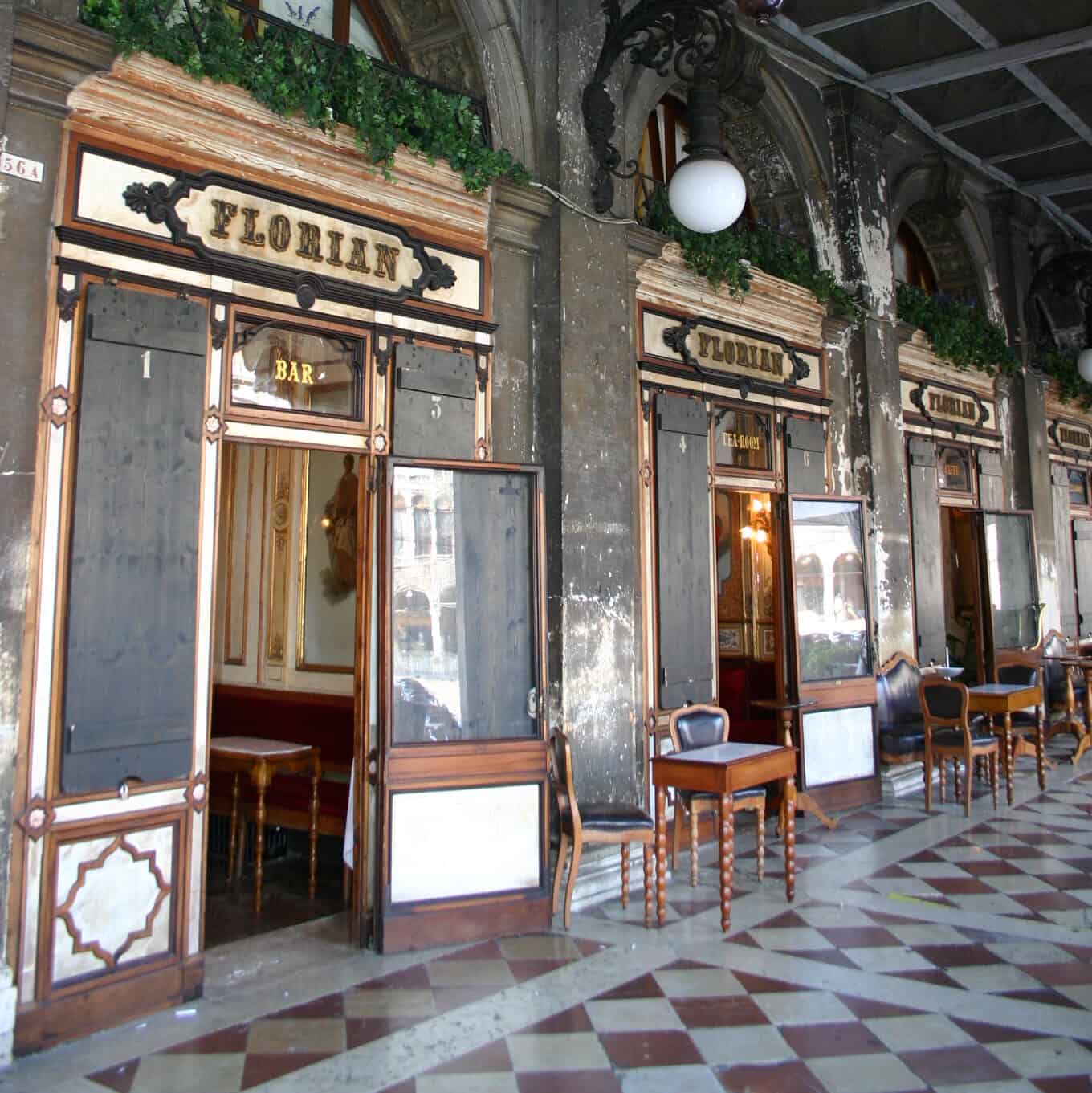 Photo de Giovanni Dall'Orto - Le célèbre Caffè Florian, sur la place Piazza San Marco à Venise, date du XVIIIe siècle et conserve encore son aspect du XIXe siècle (12 août 2007)
