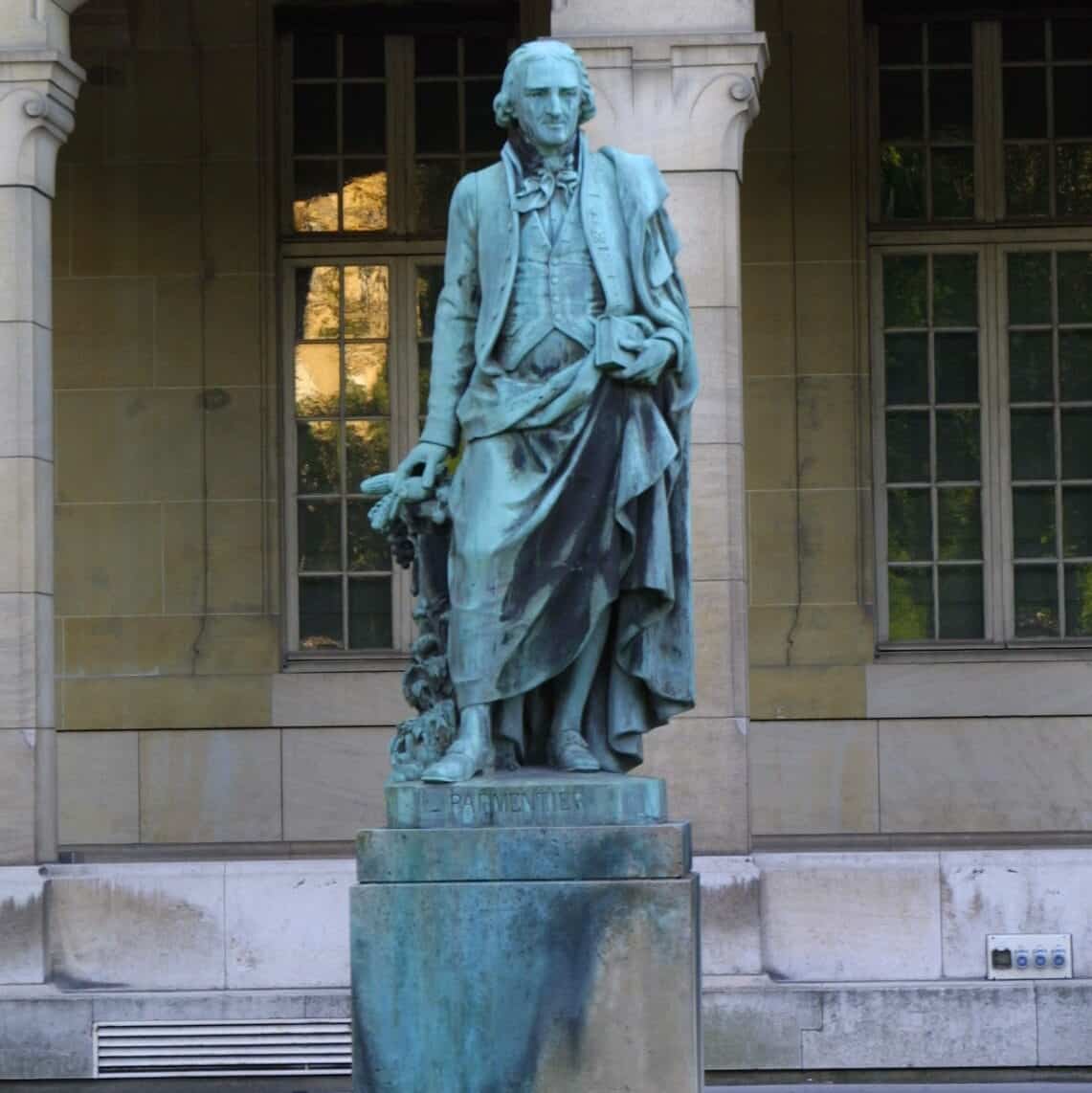 Photographie d'Edhral - Statue d'Antoine Parmentier, devant la faculté de pharmacie René-Descartes (2010)