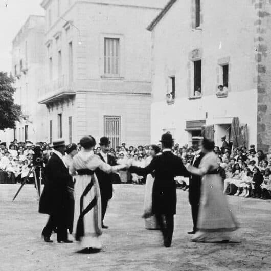 Photographie de Josep Salvany i Blanch - Gens qui dansent des sardanes (1911)