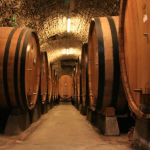 Photographie de Rob & Lisa Meehan - Fûts de chêne remplis de vin Chianti Classico dans une cave à vin à Castellina in Chianti, province de Sienne, Toscane (2007)