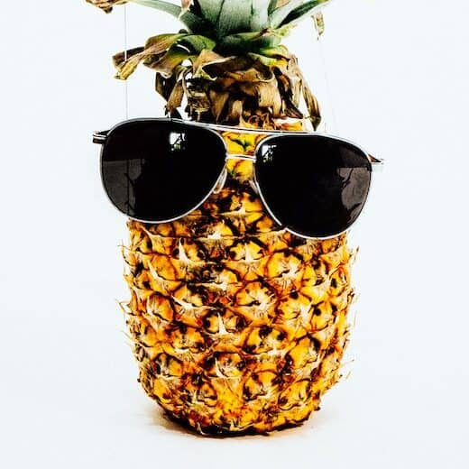 Pineapple Supply Co - Photo D'ananas Portant Des Lunettes De Soleil Noires De Style Aviateur Et Un Chapeau De Fête